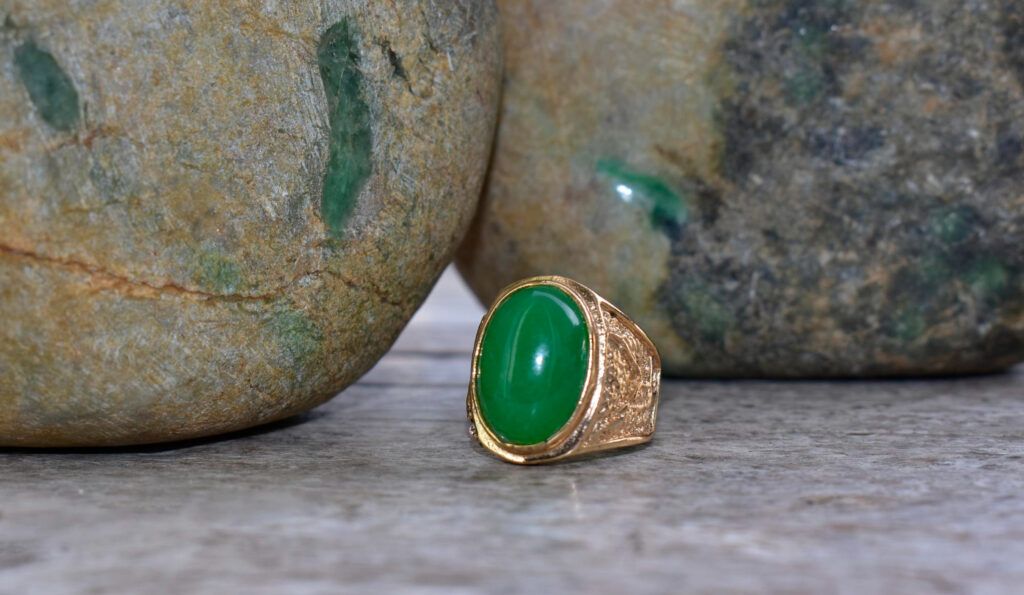 inel-aur-cu-piatra-verde-1