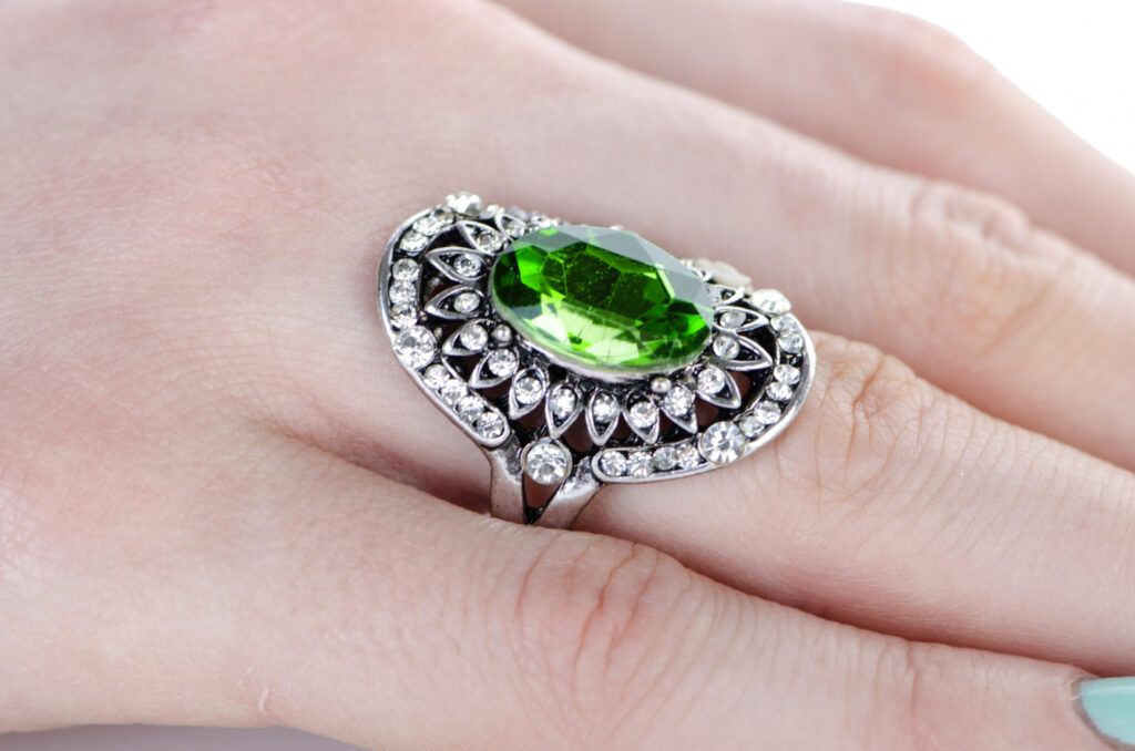 inel-aur-cu-piatra-verde-2